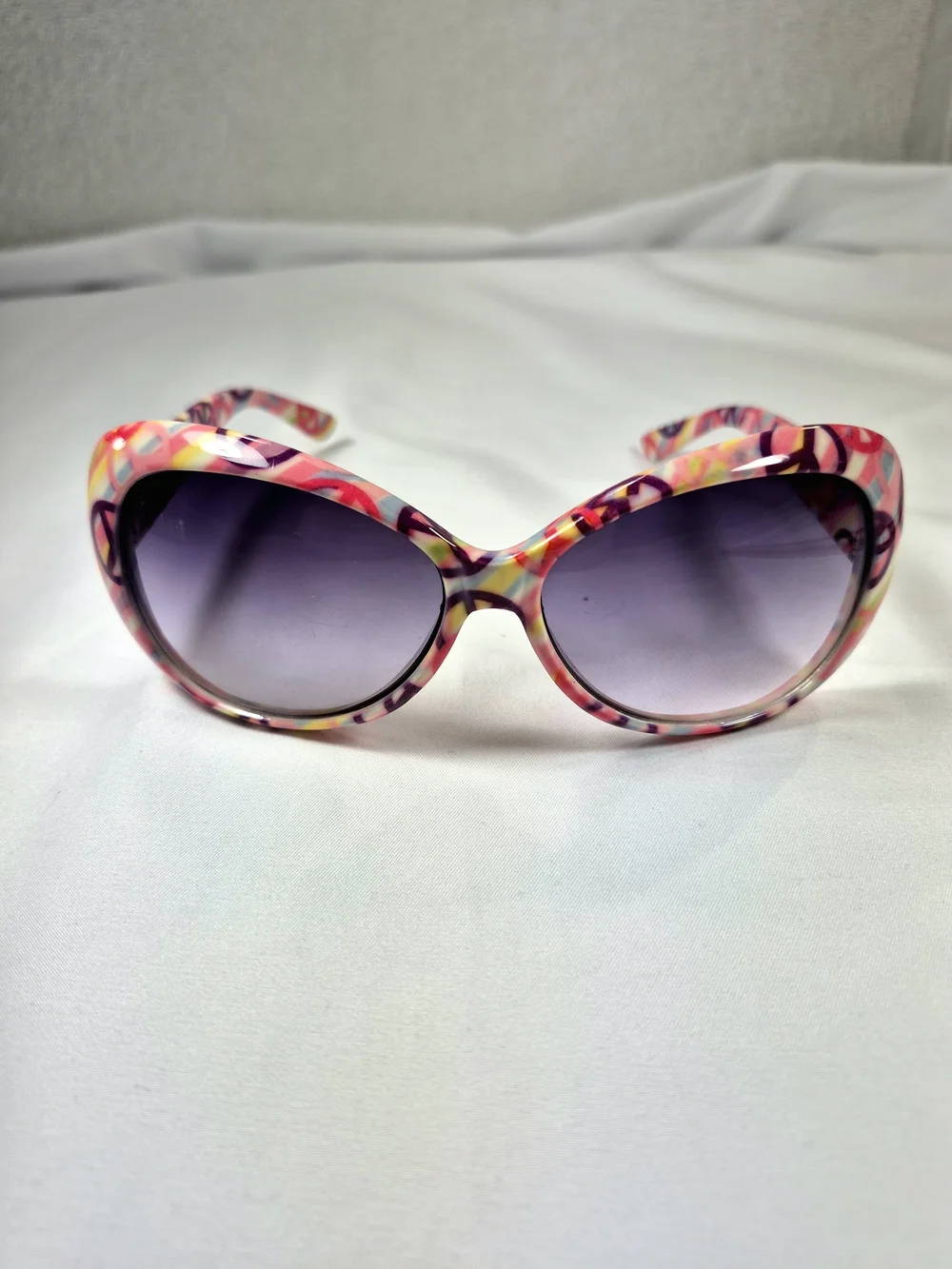 Italy Design Retro Peace Sign Sunglasses & Candie's Pink Case Bundle Y2K Hippy